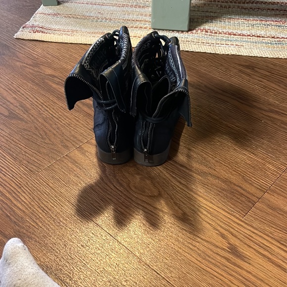 Black boots - Picture 3 of 5